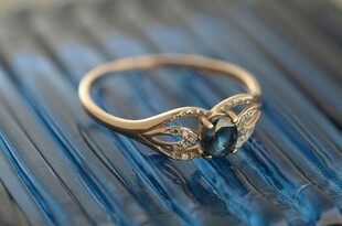 精致金戒指配闪耀钻石