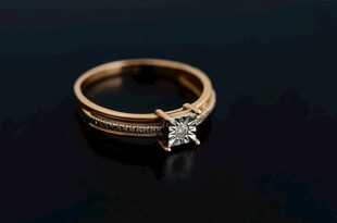 璀璨钻石金戒指特写