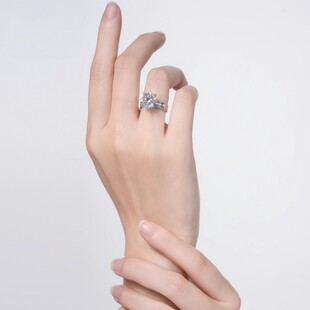 优雅手姿展示璀璨戒指