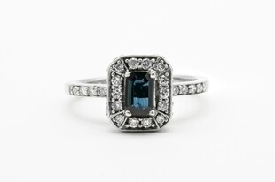 精致蓝宝钻石戒指