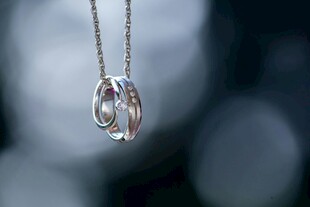 精致银质双环项链饰品