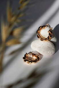 精致金戒指与玉石摆件