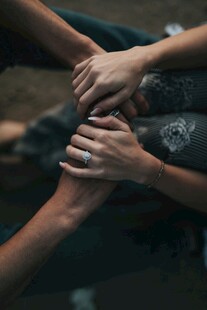 众人叠手团结协作的力量