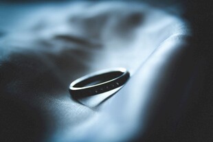 手托简约戒指特写