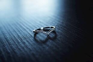 精致对戒置于深色桌面上