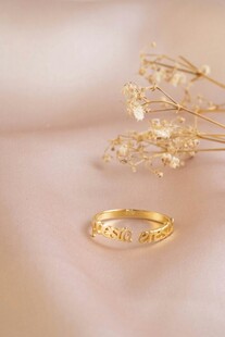 精致金戒指与干花饰品