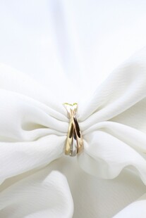 精致金吊坠系于白织物上