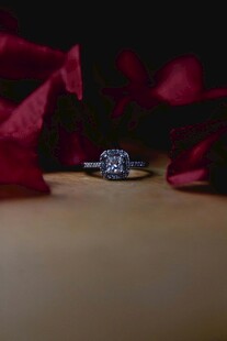 红玫瑰旁的精致戒指