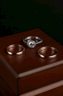 精致戒指置于木盒之上