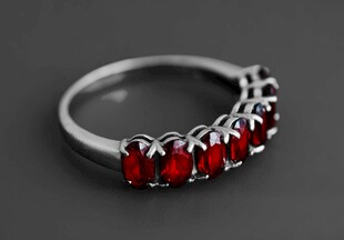 红宝镶嵌银戒指