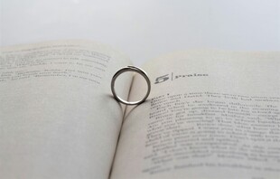 书页间的金属书签