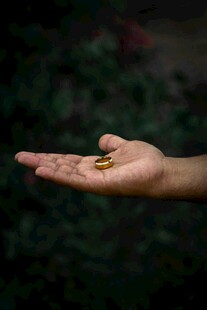 掌心托着的金色小物件