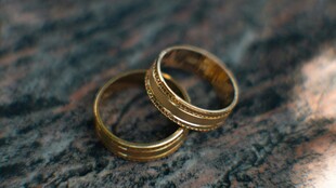 两枚叠放的精致金戒指