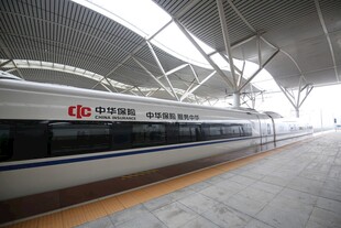 高铁站台上的高速列车