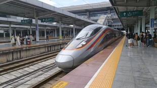 高铁站台上的高速列车