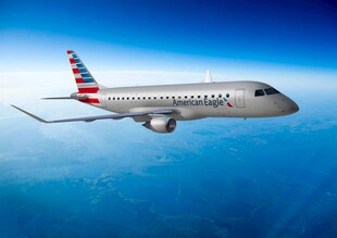 翱翔蓝天的美国航空公司飞机