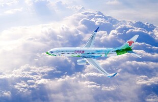 云端翱翔的客机