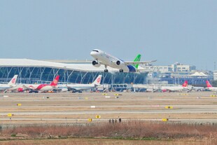 飞机从机场跑道起飞