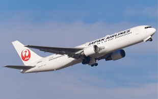 起飞中的白色客机