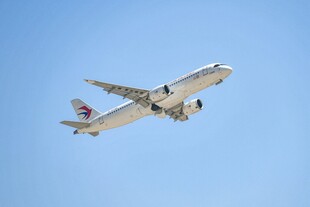 翱翔蓝天的民航客机