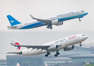 两架飞机起飞瞬间