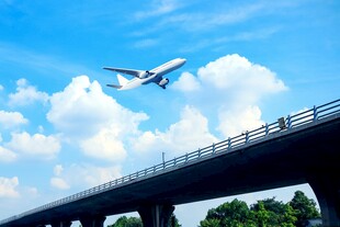 飞机飞越桥梁的美丽景象