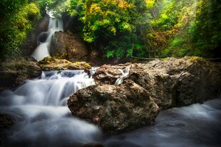 山间溪流瀑布自然美景