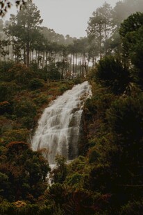 山林间的壮美瀑布景观