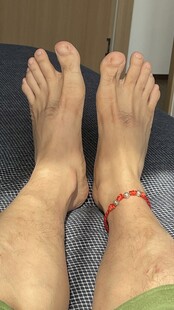 脚踝系红绳的一双脚