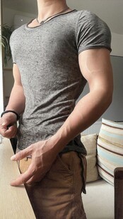 型男展示健硕身材