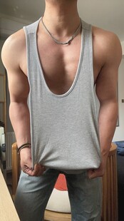 肌肉型男展示休闲背心