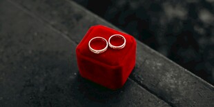 红盒中的情侣对戒