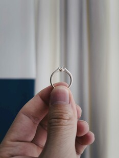 手指上的精致戒指特写