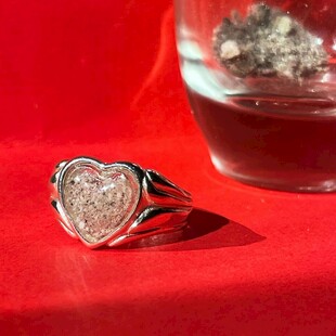 心形钻石戒指特写