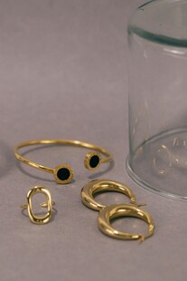 精致金色首饰组合展示