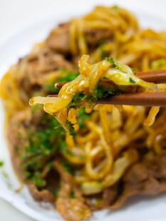 美味炒面筷子夹起