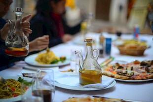 丰盛餐桌美食聚会场景