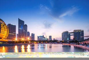 城市河畔璀璨夜景风光