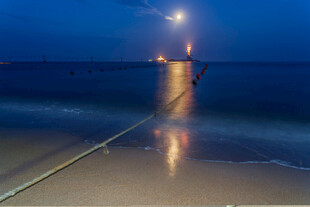 夜幕下的海边栈桥美景