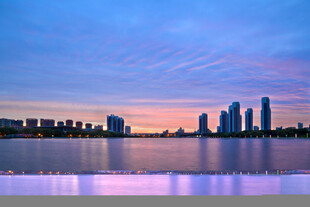 城市湖畔绚丽黄昏美景