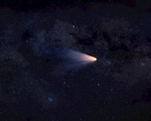 夜空中闪耀的彗星