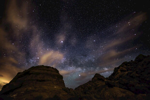 夜空下的山峦与璀璨星河