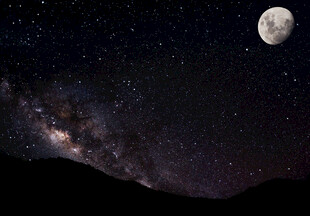 月夜星空下的山峦美景