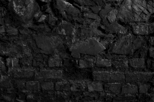黑色粗糙石墙纹理特写