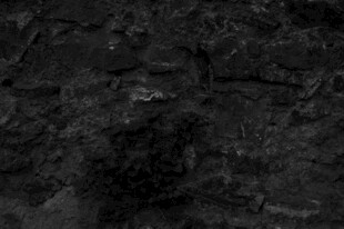 深色粗糙石墙纹理