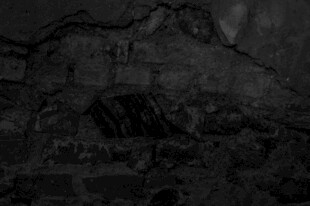 黑暗中的岩石景象