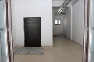 空旷室内走廊场景