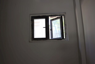 室内开着的简约小窗户