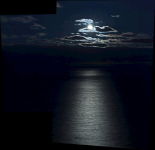 月夜下的静谧海面
