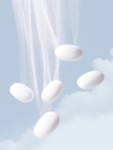 空中飘落的白色圆形物体